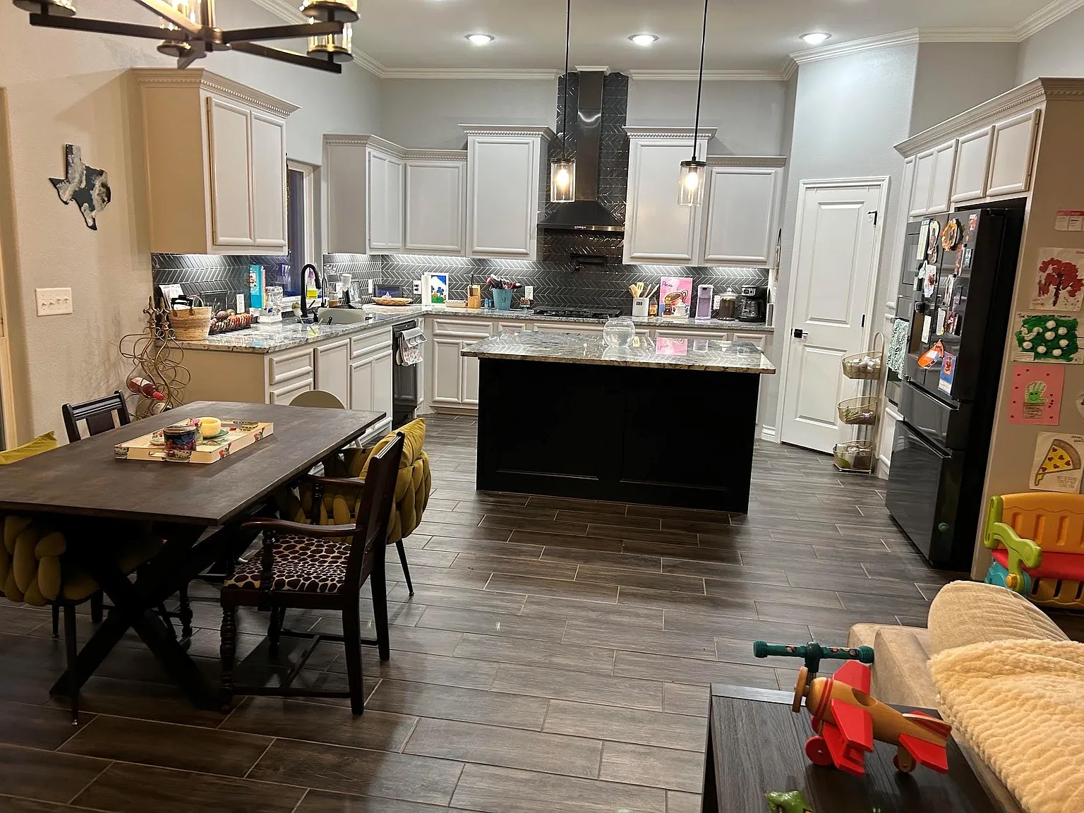 3 bed, 2.0 bath, 1894 sqft, $2,650 — Photo 2