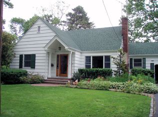 518 Brooklyn Blvd, Brightwaters, NY 11718