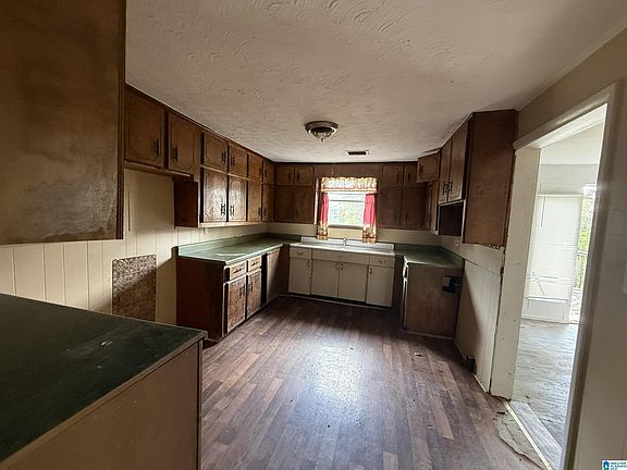 5th image of 1036 Linthicum St