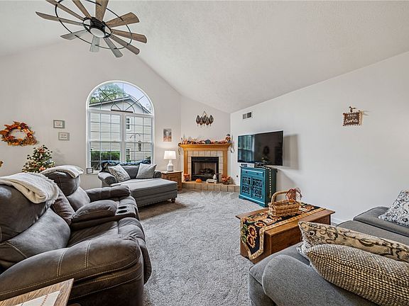 5th image of 209 Cambridge Dr