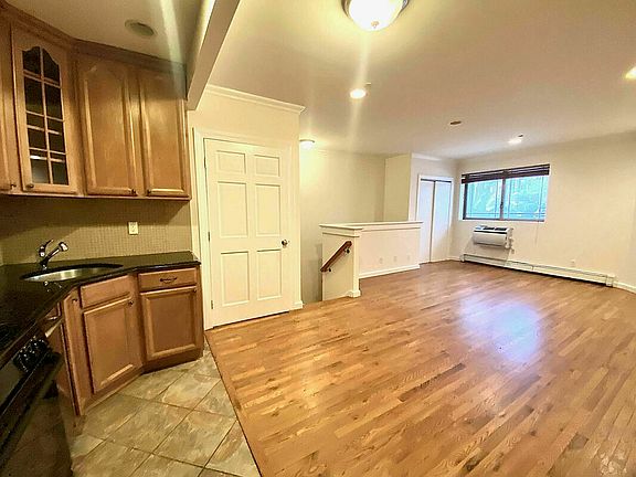 4th image of 2916 Newtown Ave APT 1