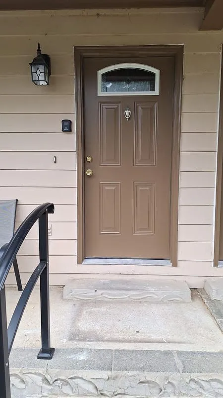 2 bed, 1.5 bath, 900 sqft, $1,142 — Photo 2