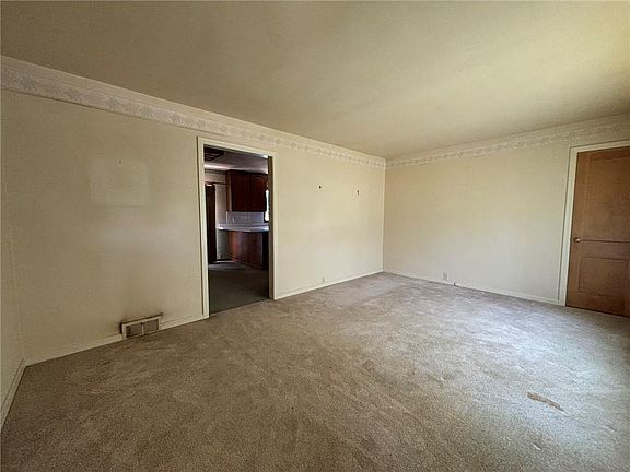 4th image of 3021 Oakland Ave