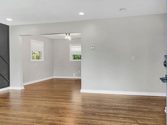 3rd image of 2692 Rockcliff Rd SE