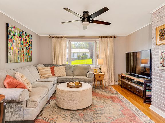 3rd image of 810 Woodland Ave