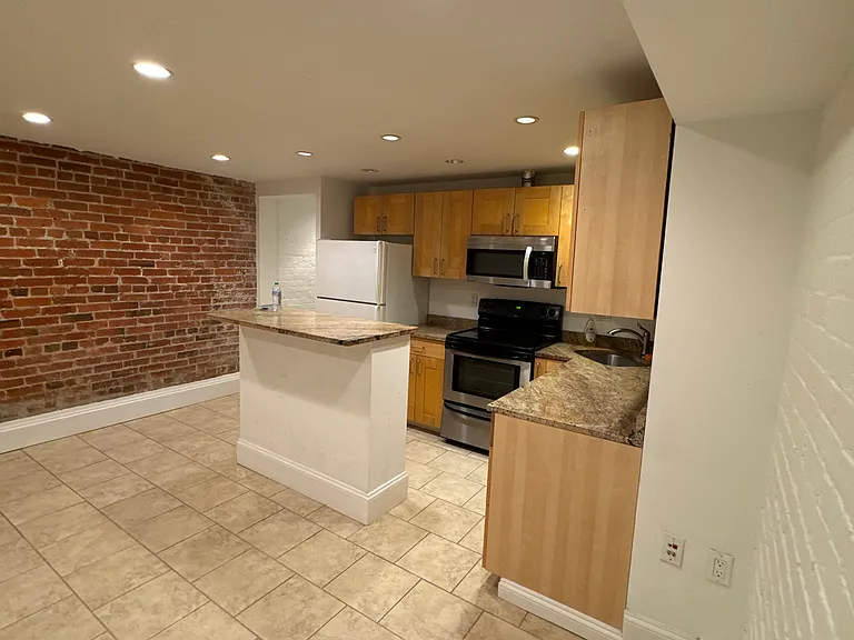 710 7th St SE #B1 — Photo 3