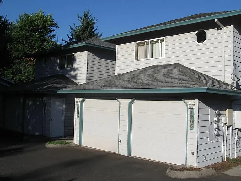 Large Renovated upstairs 2-bed 1-bath (approx. 1347 sq. feet) — Photo 5
