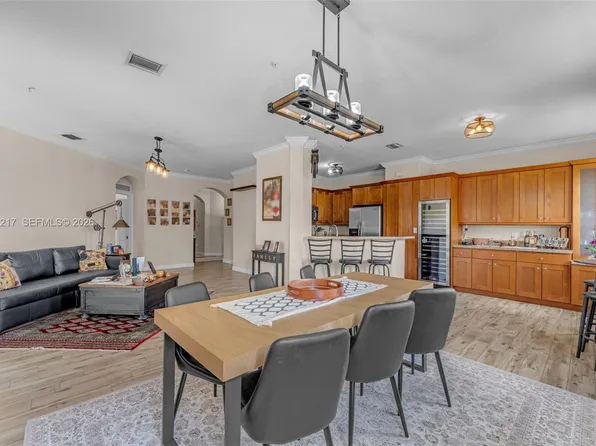 10012 NW 7th St Unit 206, Miami, FL 33172