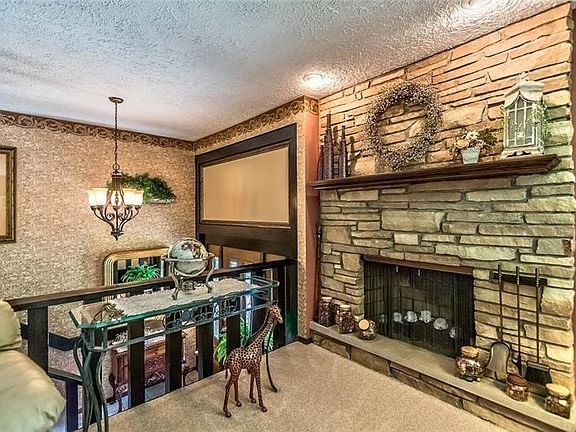 3rd image of 135 Lyn Dale Dr