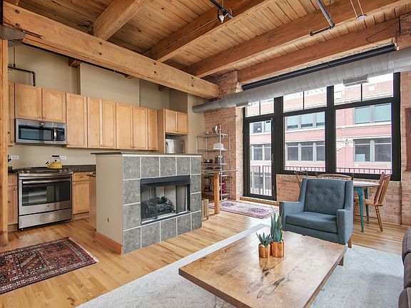 2nd image of 625 W Jackson Blvd APT 611