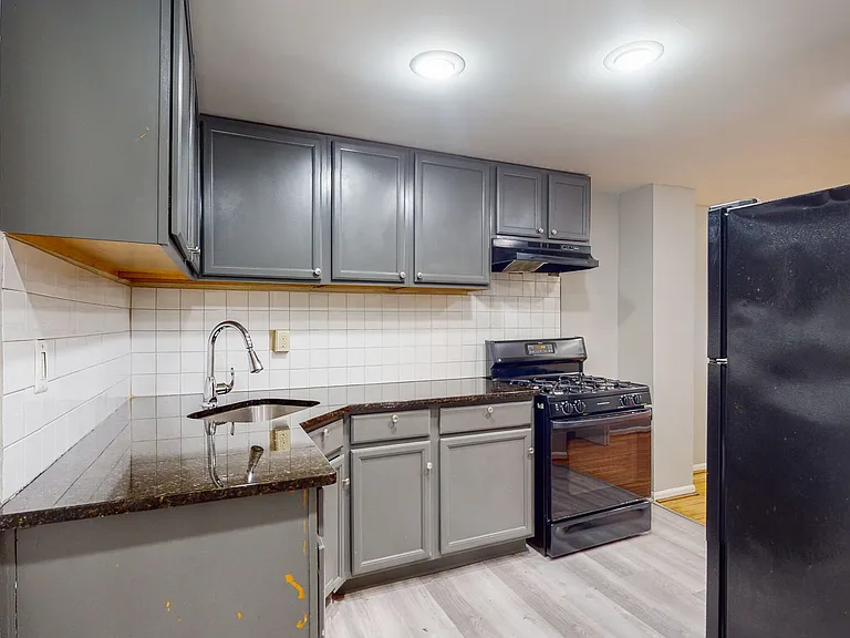 1142 Sargeant St — Photo 9