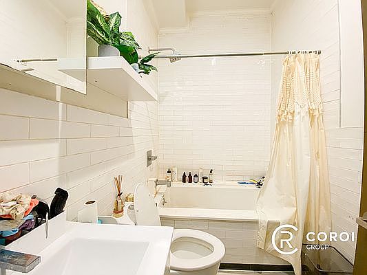 4th image of 86 Chauncey St APT 4
