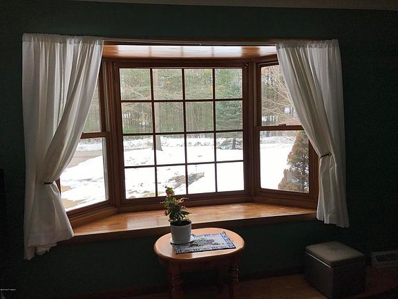 5th image of 5 Evergreen Ln