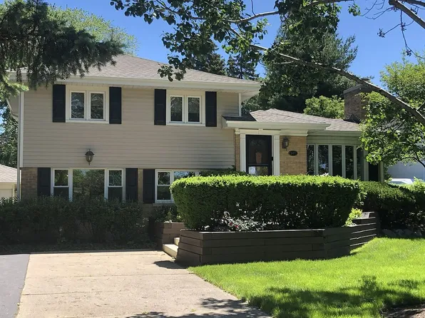 647 N Wilke Rd, Arlington Heights, IL 60005