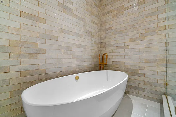 Sold by Nomad Property Group, LLC | media 37