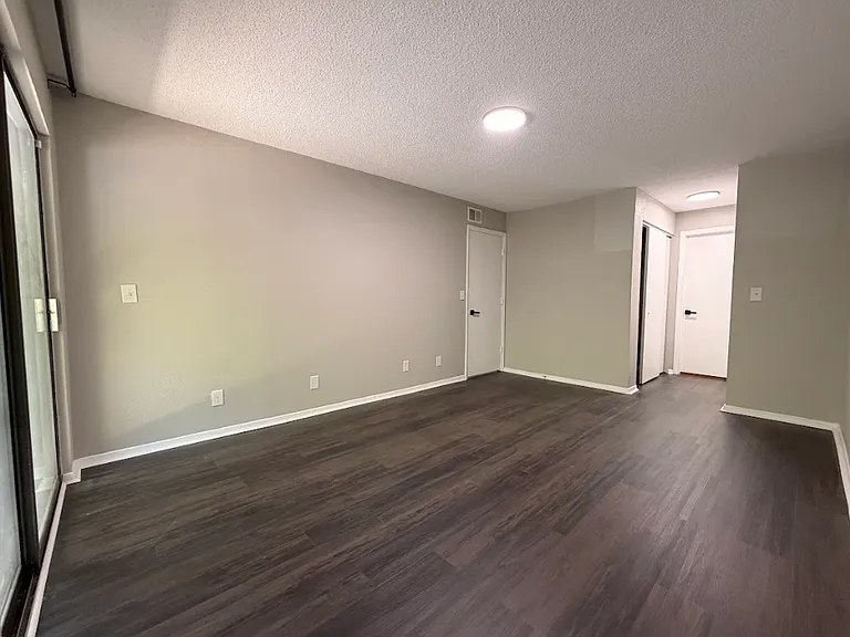 225 Seasons Pkwy — Photo 5