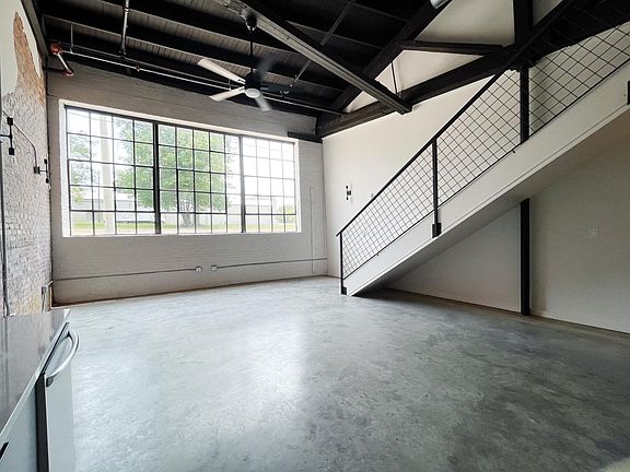 4th image of 193 S Saint Andrews St #16