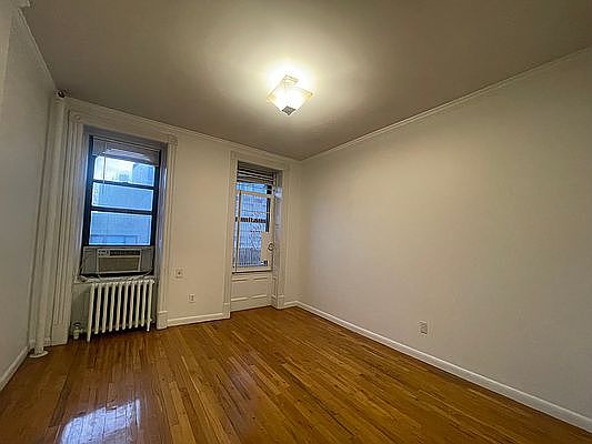 3rd image of 307 E 85th St #5E