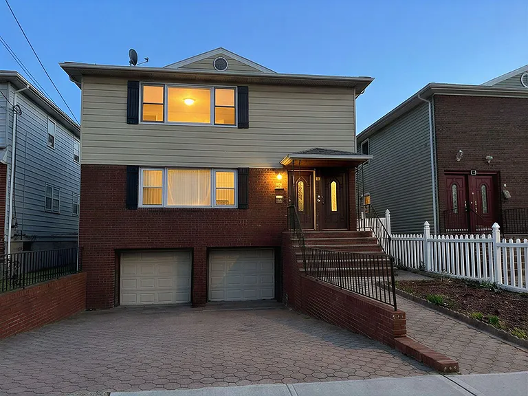 18 Hausmann Ct — Photo 1