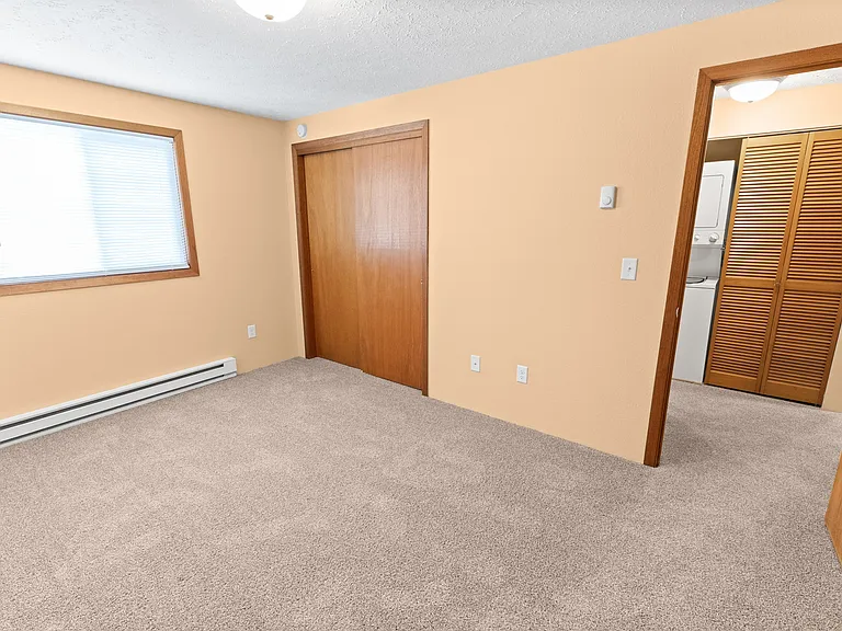 Lyons Court Apartments — Photo 14