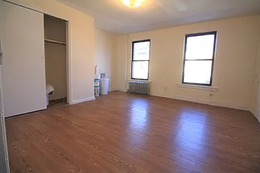 14 36 27th Avenue 2r In Astoria Queens Streeteasy