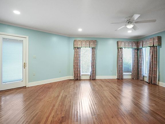 4th image of 184 Scoville St