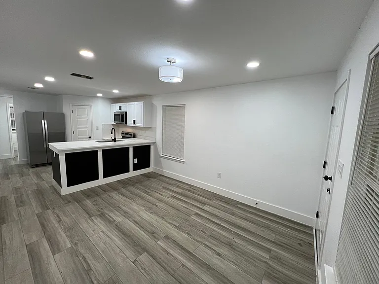 1323 Claude St — Photo 2