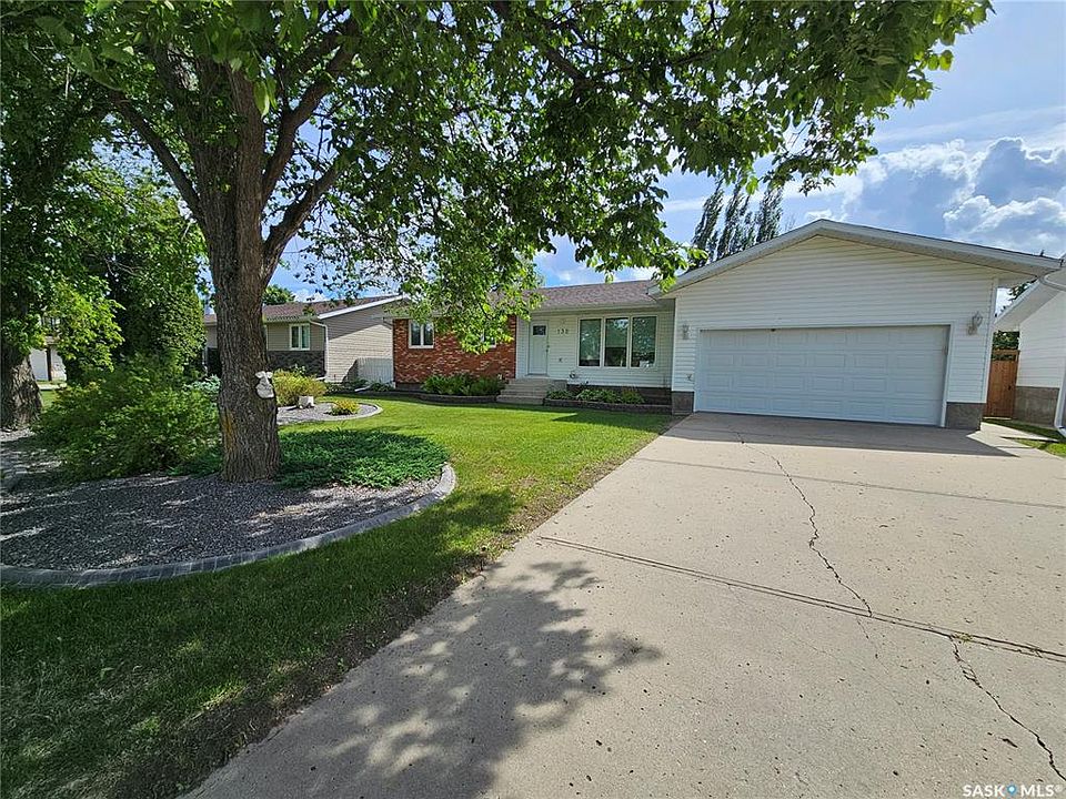 1st image of 132 10th AVENUE E