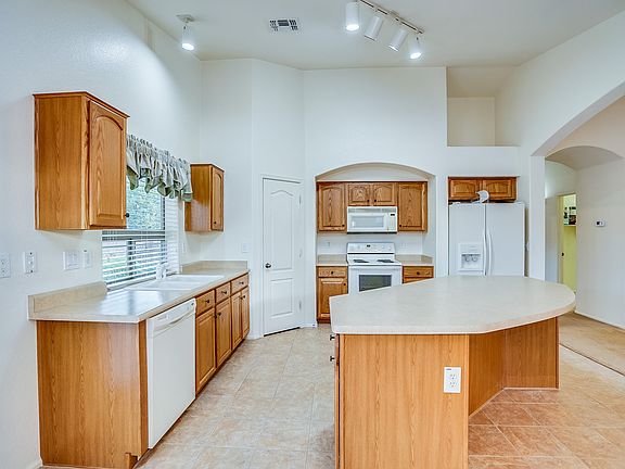 3rd image of 626 E Palomino Way