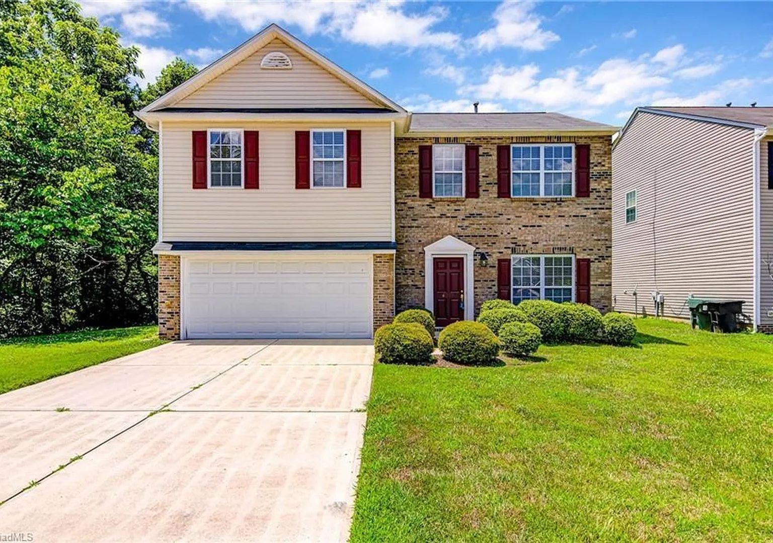 Spacious 4 Bed/ 3 Bath House! — Photo 2