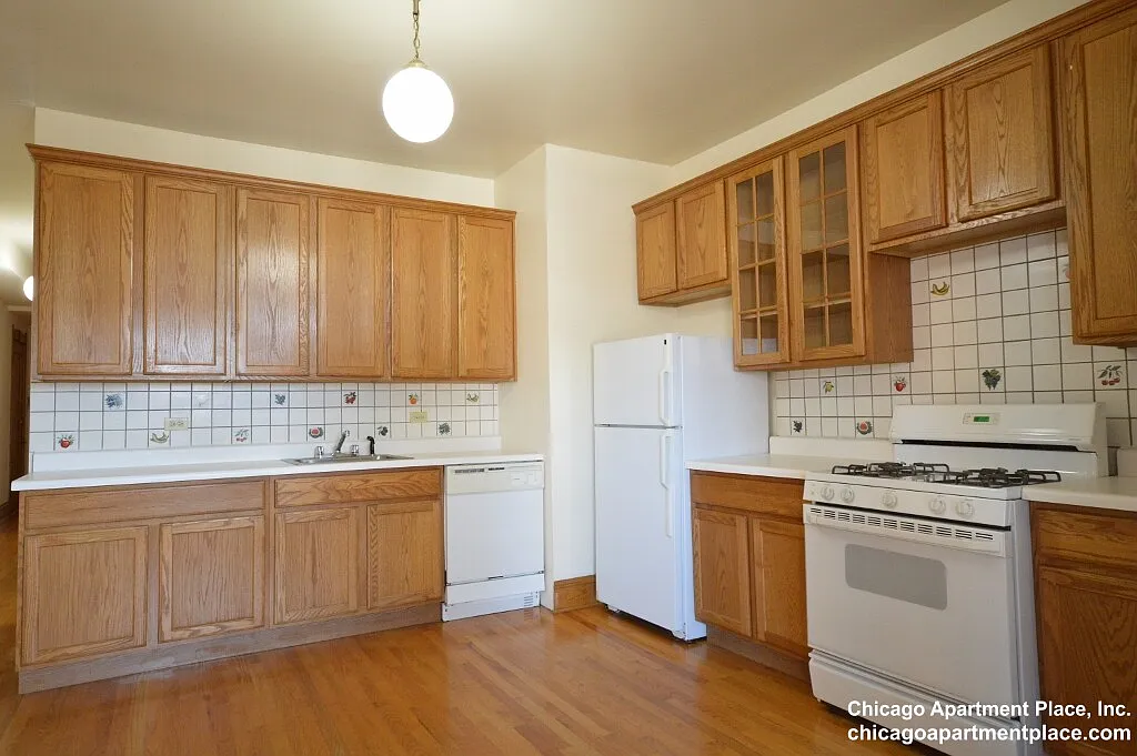 Building Photo - 2118 W Berteau Ave #2