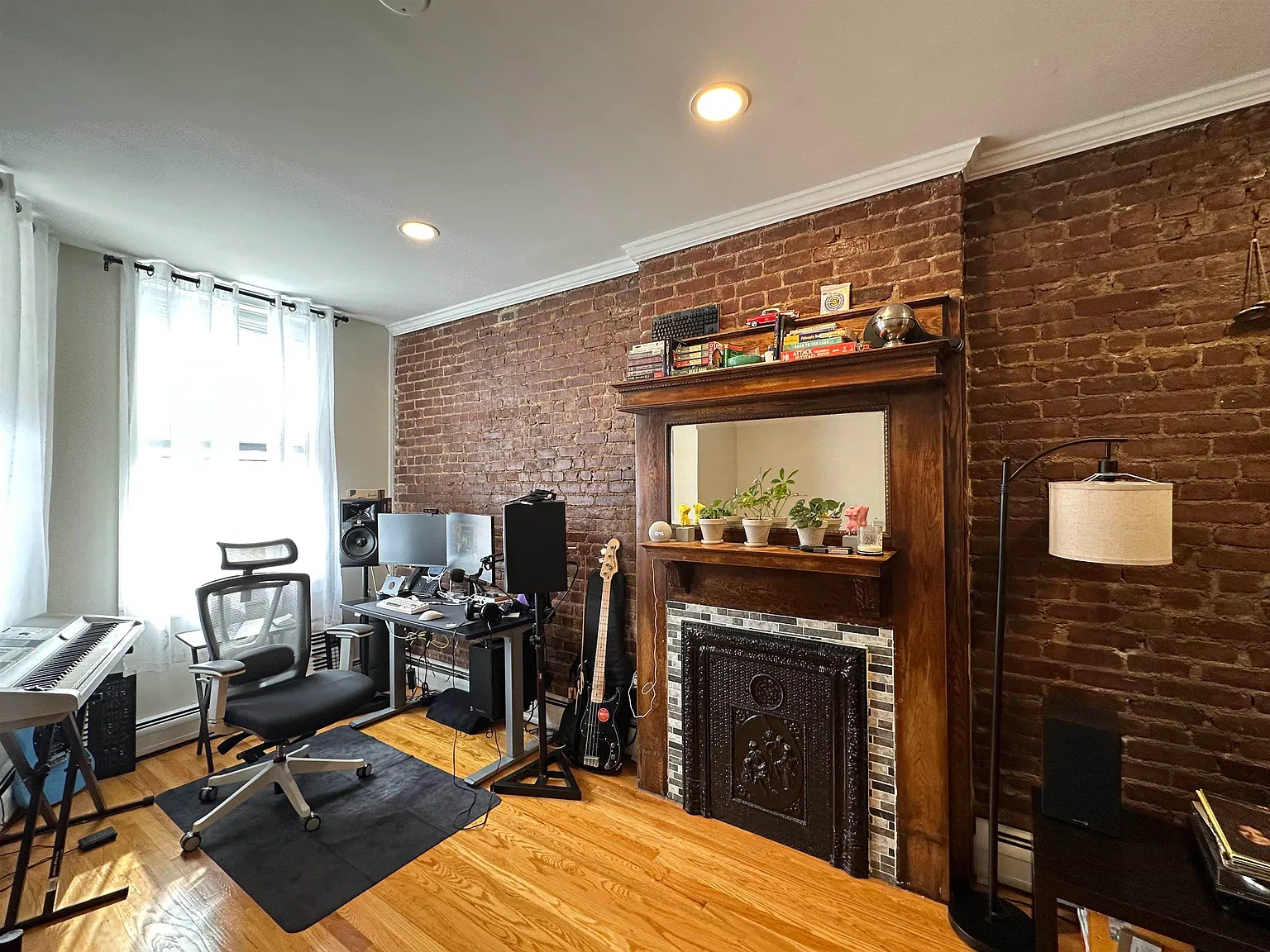 1 bed, 1.0 bath, $2,350 — Photo 2
