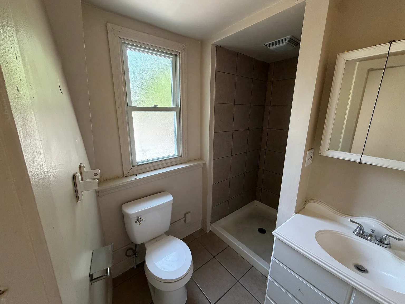3 bed, 1000 sqft, $900 — Photo 2