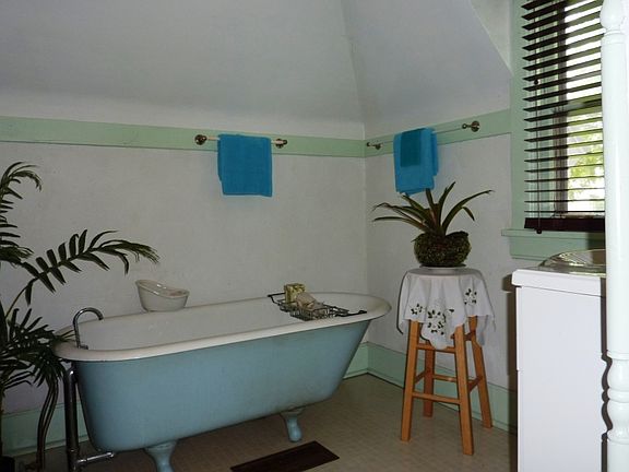 Clawfoot tub - 2nd fl. bath