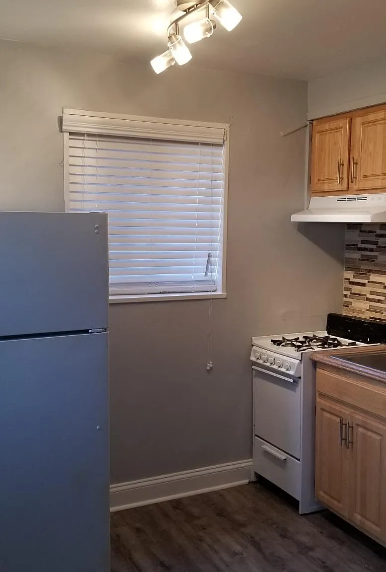 2 bed, 1.0 bath, $1,250 — Photo 2