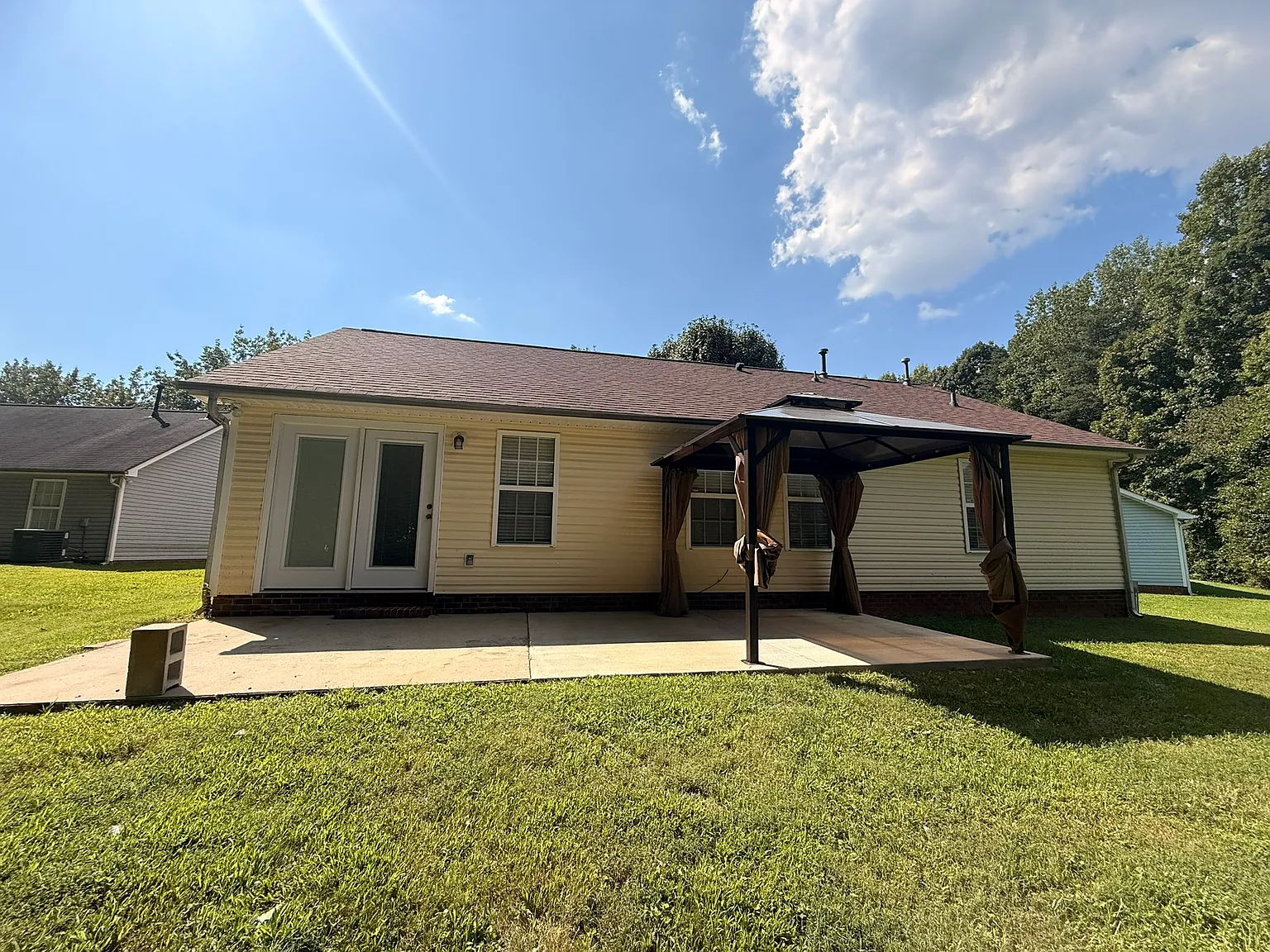 3 bed, 1217 sqft, $2,200 — Photo 3