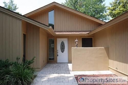 2nd image of 939 Oakwood Ln