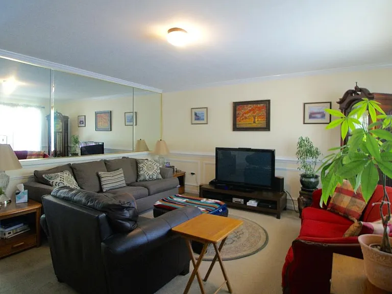 104 Eastside Ln — Photo 2
