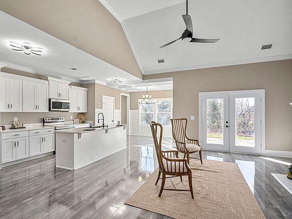 5th image of 126 English Oak Ln