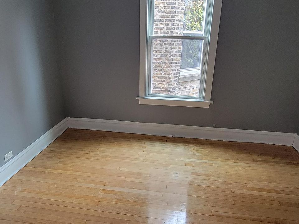 2nd Bedroom. Fan and dimming light included.