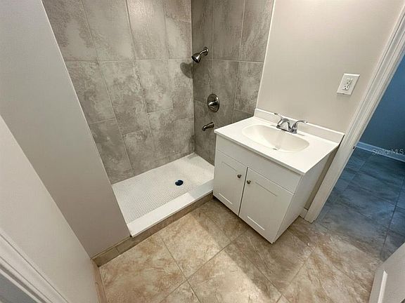 5th image of 4033 Newcastle Dr