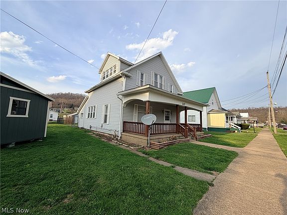 3rd image of 207 Fair St