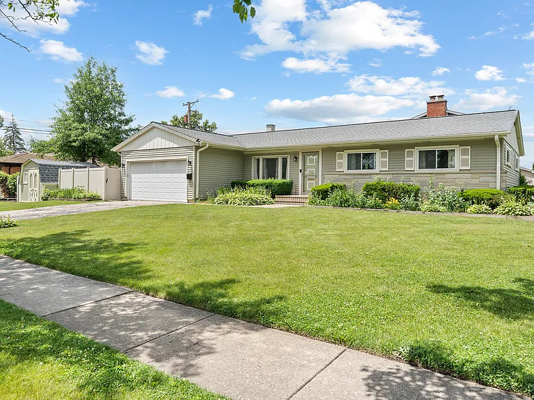 818 Leahy Cir — Photo 1