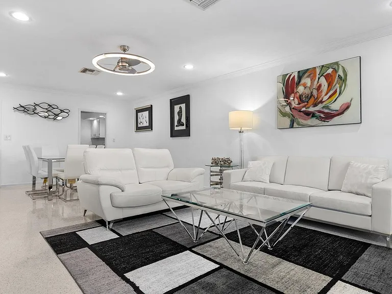 410 Venetian Dr — Photo 10