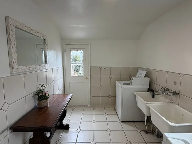 Eastborne Apartments — Photo 8