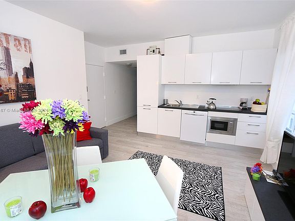 3rd image of 811 Jefferson Ave #101