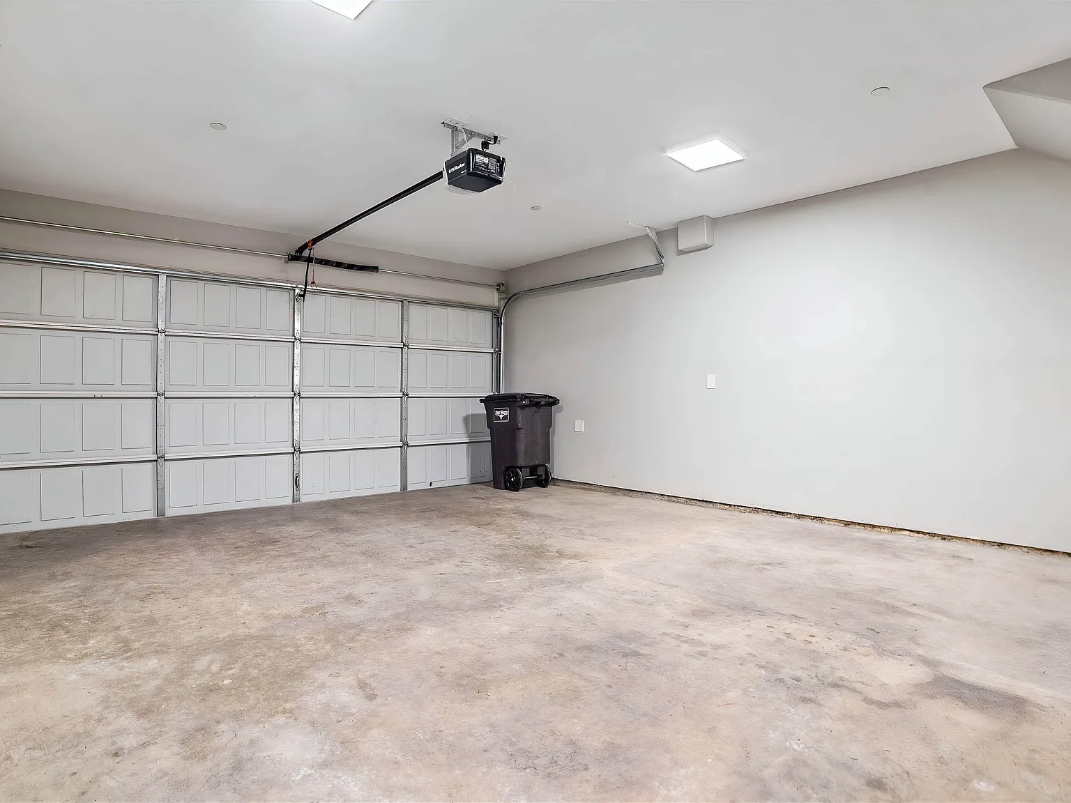 2 bed, 2.5 bath, 1300 sqft, $4,000 — Photo 3