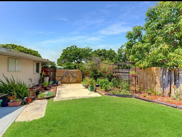 216 NE Mainsail St — Photo 5