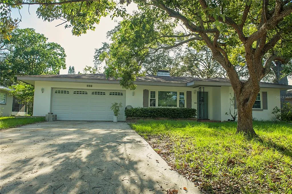 3 bed, 2.0 bath, 1016 sqft, $2,100 — Photo 1