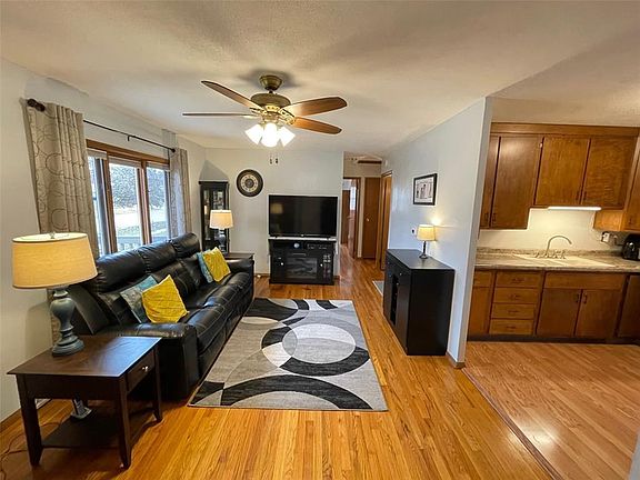 3rd image of 4401 Pineview Dr NE